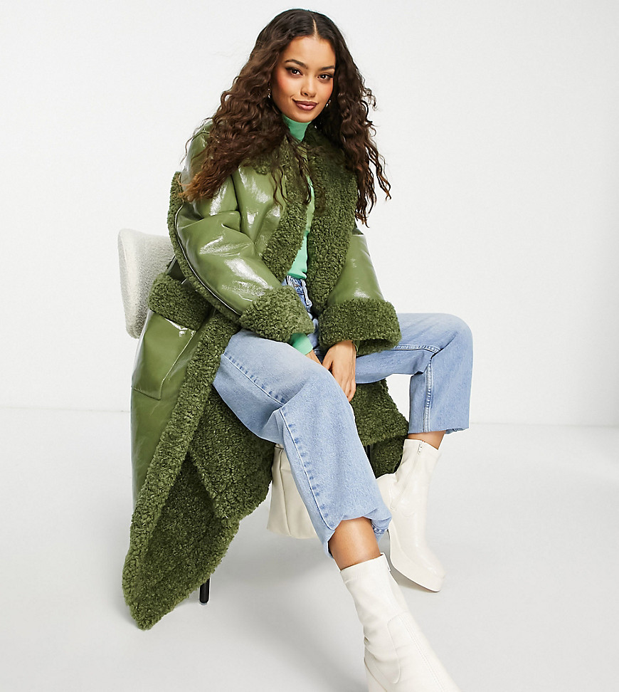 фото Виниловое пальто макси цвета хаки с искусственным мехом asos design petite-зеленый цвет asos petite