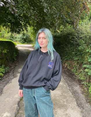 Vintage 80s Hi-Tec Size L Embroidered Sweatshirt in Black