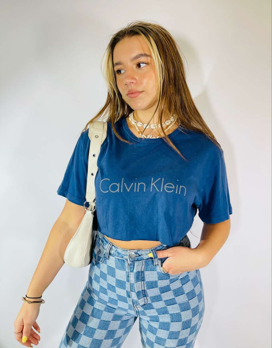 Vintage 90s Calvin Klein Size M Cropped T-Shirt in Navy
