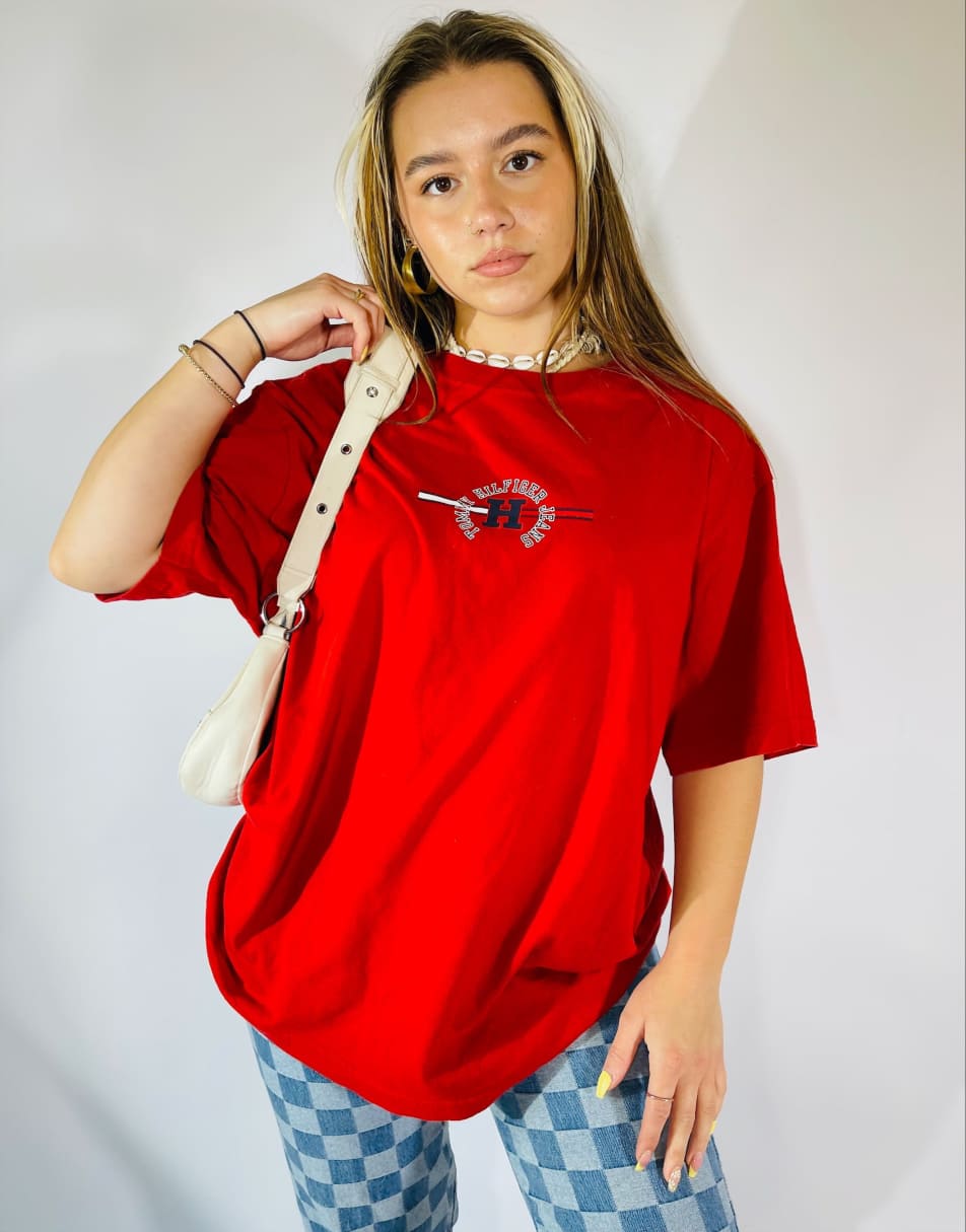 Vintage 90s Tommy Hilfiger Size L T-Shirt in Red
