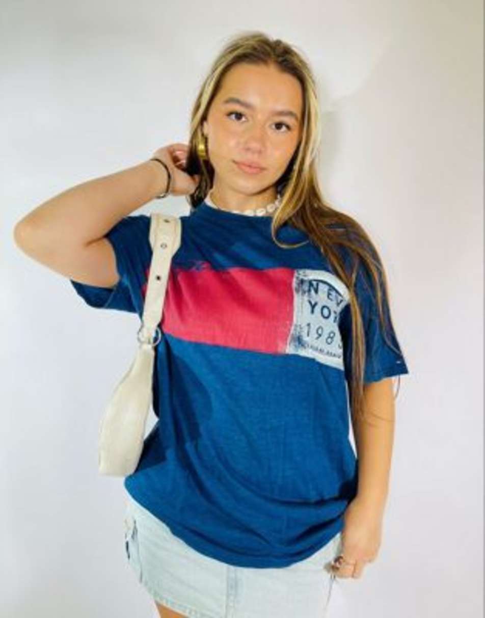 Vintage 90s Tommy Hilfiger Size M New York T-Shirt in Blue