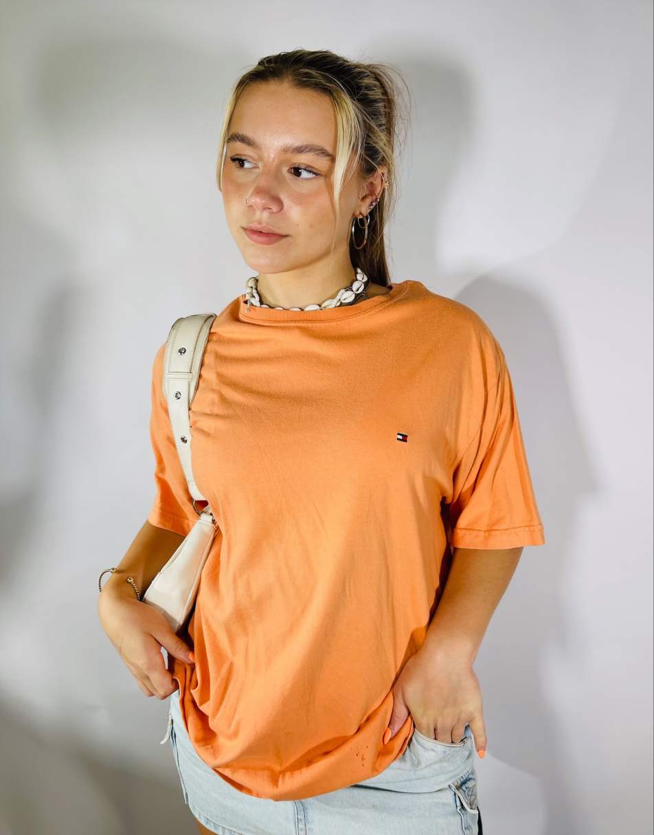 Vintage 90s Tommy Hilfiger Size M T-Shirt in Orange