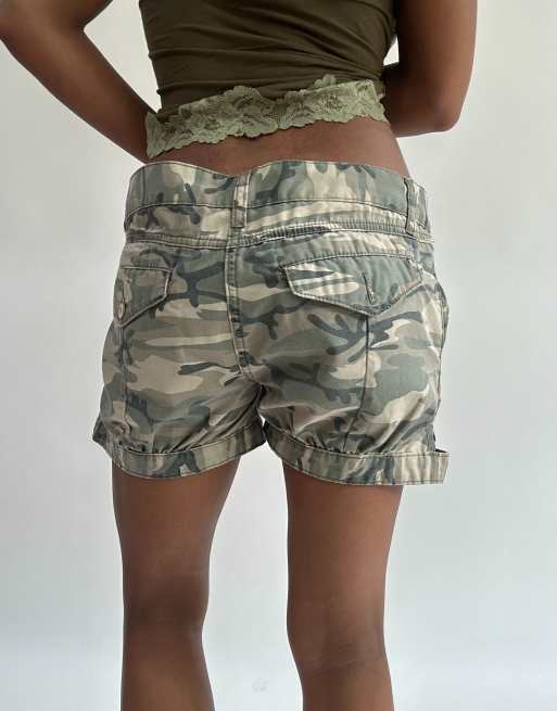 Vintage camo shorts in green, 2 of 5