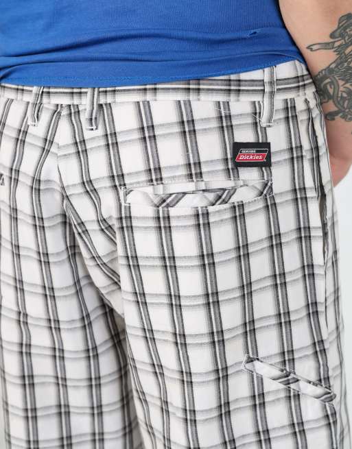 Vintage Dickies checkered 34x23 canvas cargo shorts in white, 4 of 4