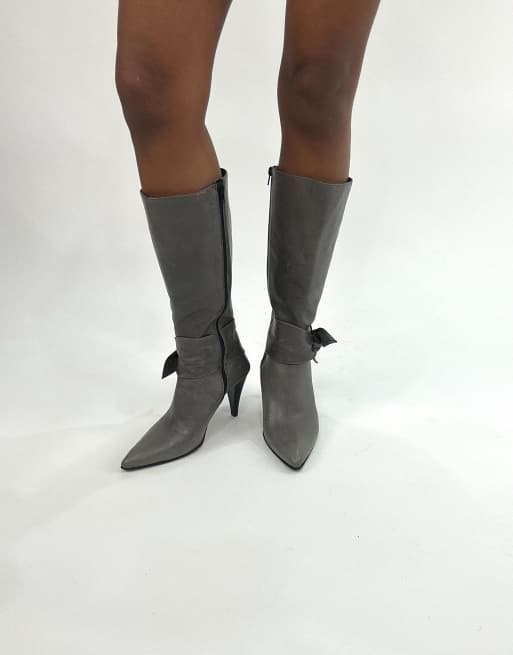 Vintage heeled knee boots in grey, 3 of 4