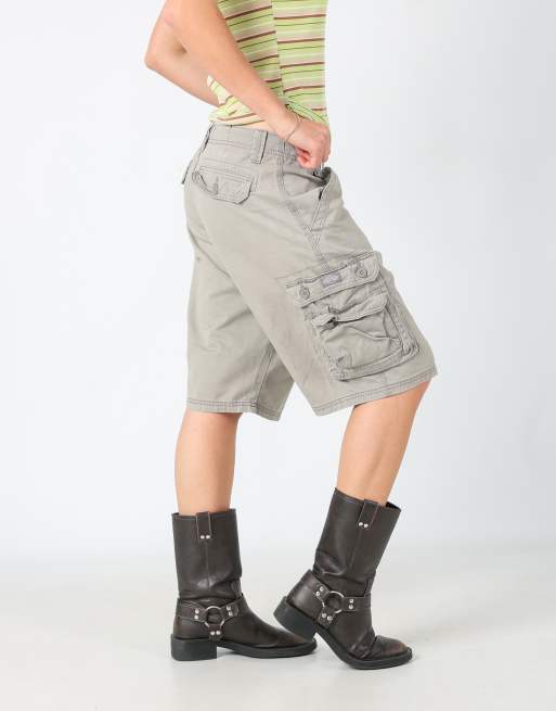 Vintage Lee 32x22 canvas cargo shorts in light grey, 2 of 4