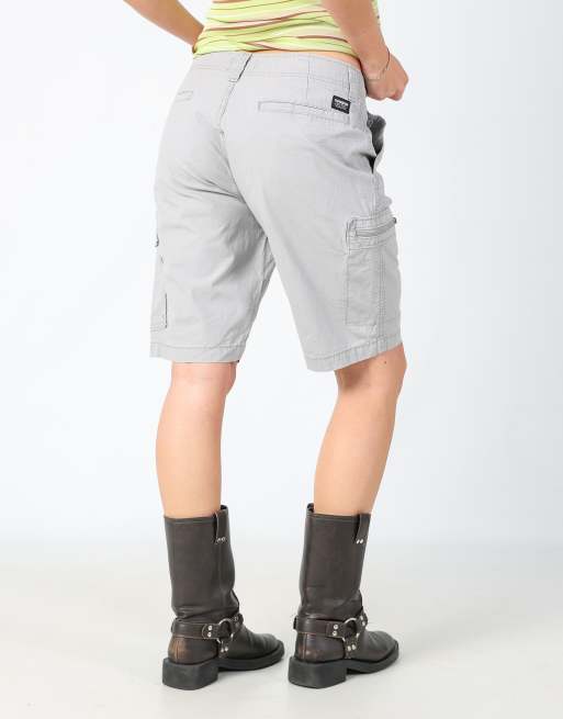 Vintage Levi's 30x20 canvas cargo shorts in light grey, 2 of 4