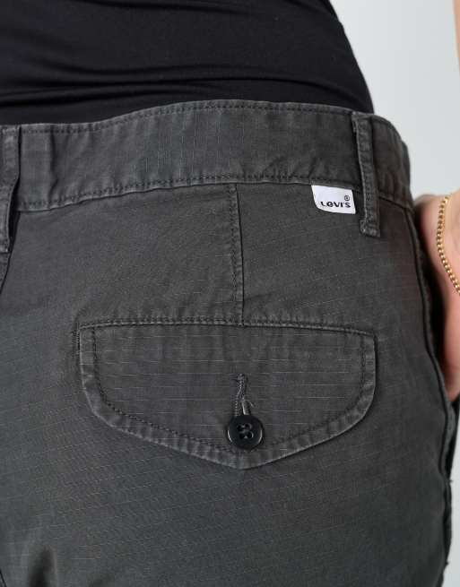 Vintage Levi's 30x21 canvas cargo shorts in charcoal grey, 4 of 4