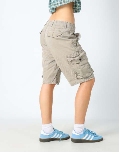 Vintage Levi's 32x21 canvas cargo shorts in beige - view 1