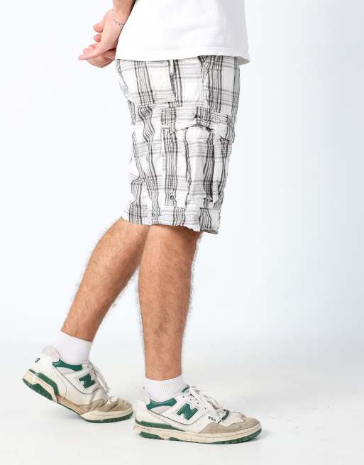 Vintage Levi's 32x22 canvas cargo shorts in ivory