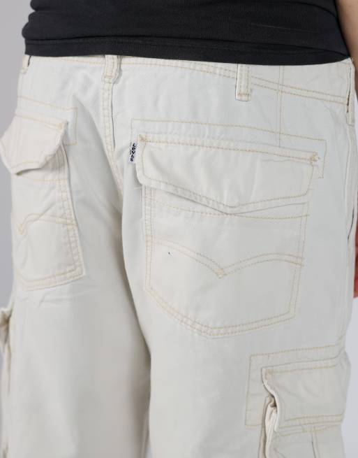 Vintage Levi's 34x22 canvas cargo shorts in cream, 4 of 4