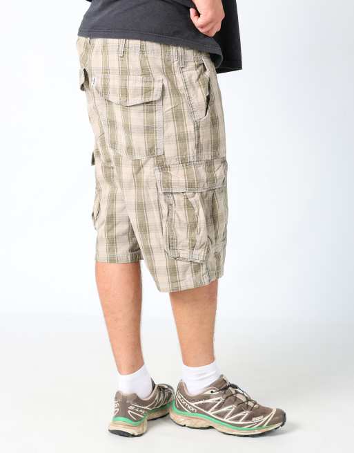 Vintage Levi's 36x23 canvas cargo shorts in beige