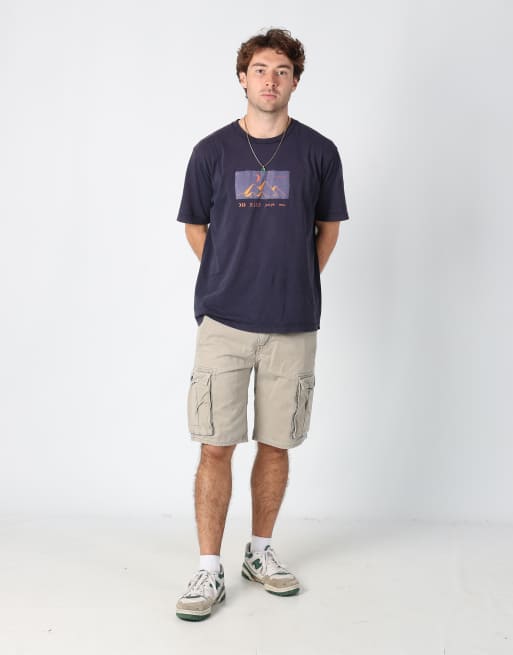 Vintage Levi's 36x39 canvas cargo shorts in beige, 2 of 4