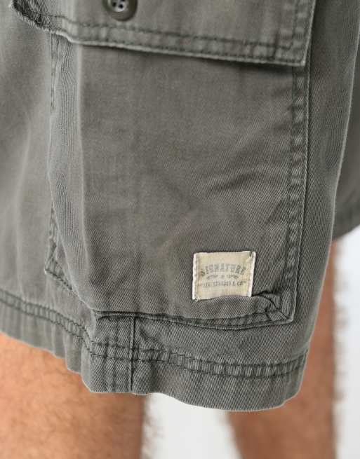Vintage Levi's 38x23 canvas cargo shorts in dark green, 4 of 4