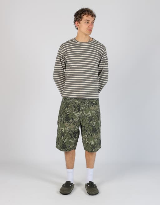 Vintage Levi's 469 34x23 canvas cargo shorts in dark green