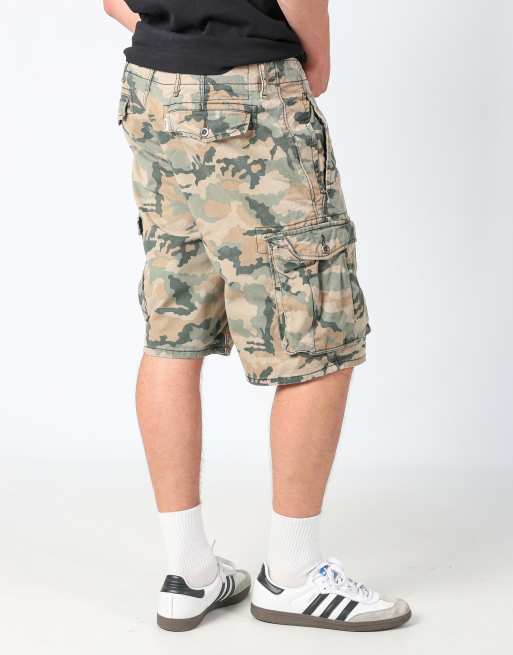 Vintage Levi's camo 36x21 canvas cargo shorts in dark green, 2 of 4