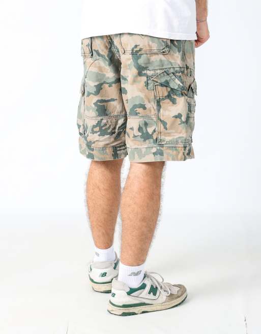 Vintage Levi's camouflage 30x23 canvas cargo shorts in dark green