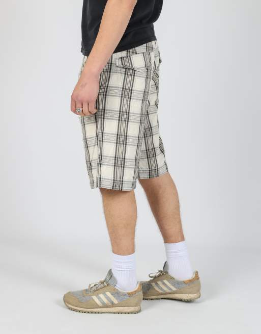 Vintage Levi's checkered 36x21 canvas cargo shorts in ivory, 2 of 4