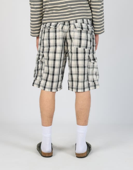 Vintage Levi's checkered 36x21 canvas cargo shorts in ivory, 2 of 4