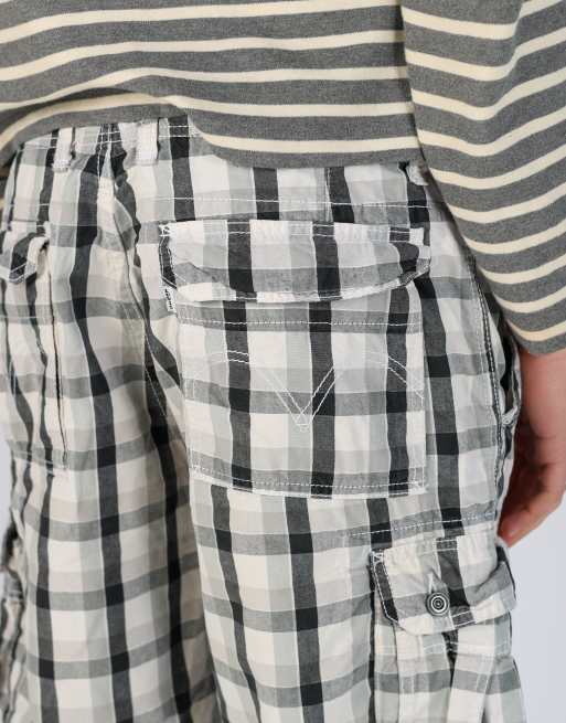 Vintage Levi's checkered 36x21 canvas cargo shorts in ivory, 4 of 4