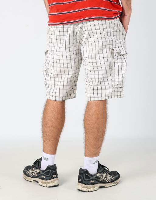 Vintage Levi's plaid 36x22 canvas cargo shorts in cream, 2 of 4