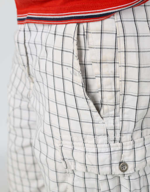 Vintage Levi's plaid 36x22 canvas cargo shorts in cream, 4 of 4