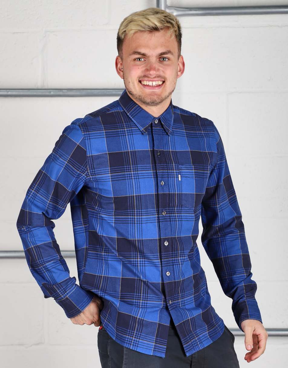 Vintage Levi's Size M long sleeve shirt in navy check