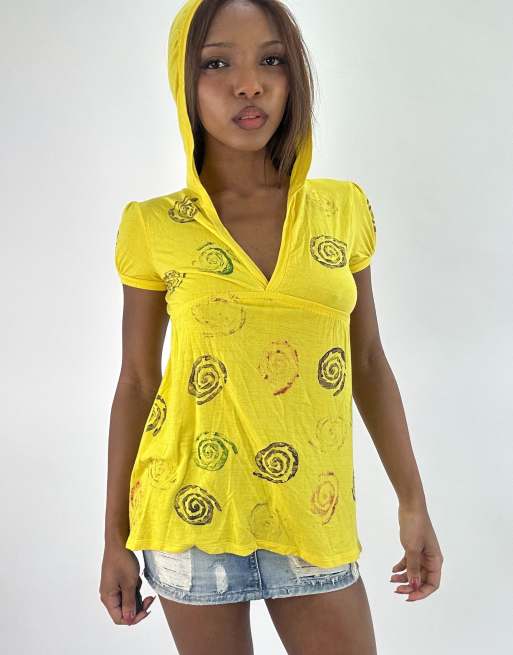 Vintage patterned hooded top in yellow