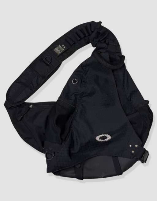 Vintage size L Oakley icon sling bag in black