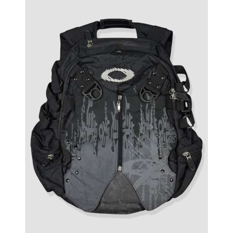 Vintage size M Oakley icon archive backpack in black | ASOS