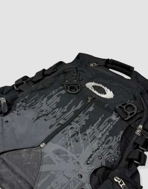 Vintage size M Oakley icon archive backpack in black | ASOS