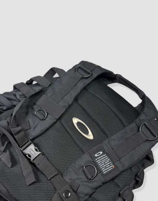 Vintage size M Oakley icon archive backpack in black | ASOS