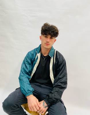 Thumbnail 1 of 4