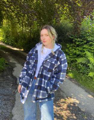 Thumbnail 2 of 4