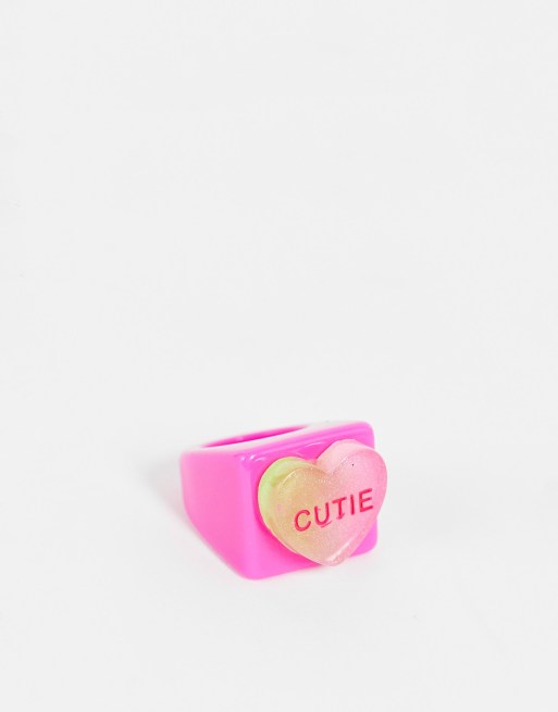 Vintage Supply - Anello in resina rosa con scritta 