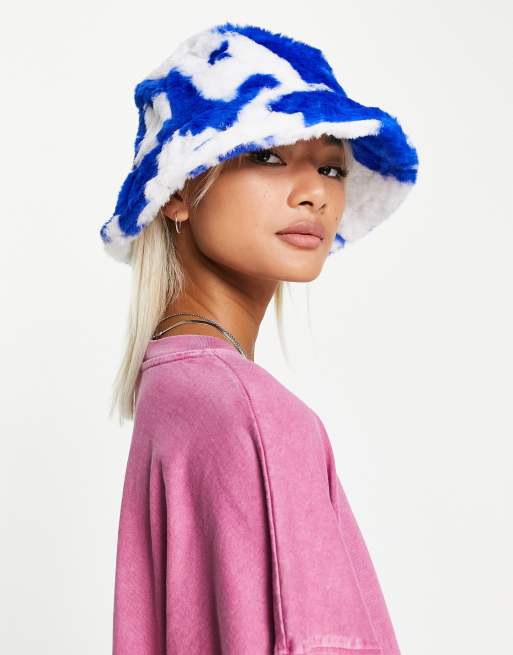 Vintage Supply - Bucket hat van imitatiebont in blauwe koeienprint