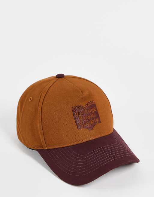 Vintage Supply – Kappe in Braun mit „Books“-Print