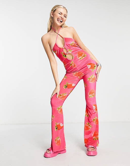 Vintage Supply – Klarrosa, silkig jumpsuit med halterneck och jordgubbsmönster i sammet