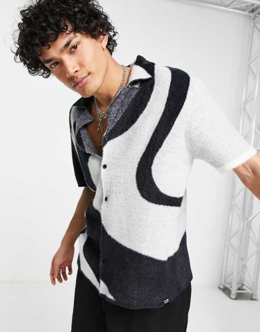 Vintage Supply – Kurzärmliges Hemd in Ecru und Schwarz mit Wirbelmuster und Reverskragen