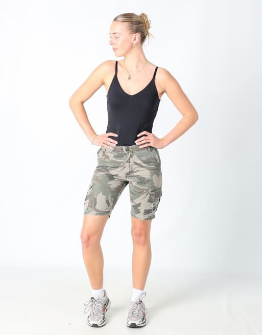 Vintage Wrangler 28x18 canvas cargo shorts in dark green