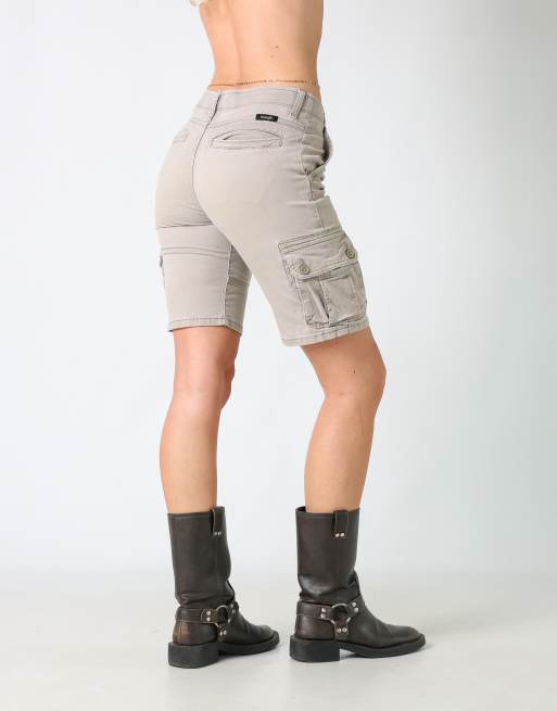 Vintage Wrangler 28x19 canvas cargo shorts in tan