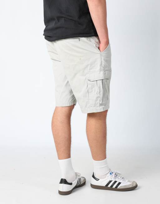 Vintage Wrangler 32x21 canvas cargo shorts in ivory