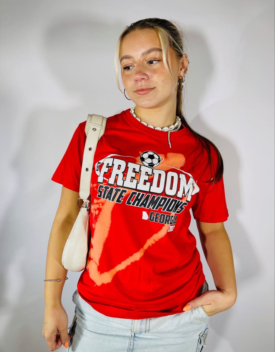 Vintage Y2K Soccer Size S T-Shirt in Red