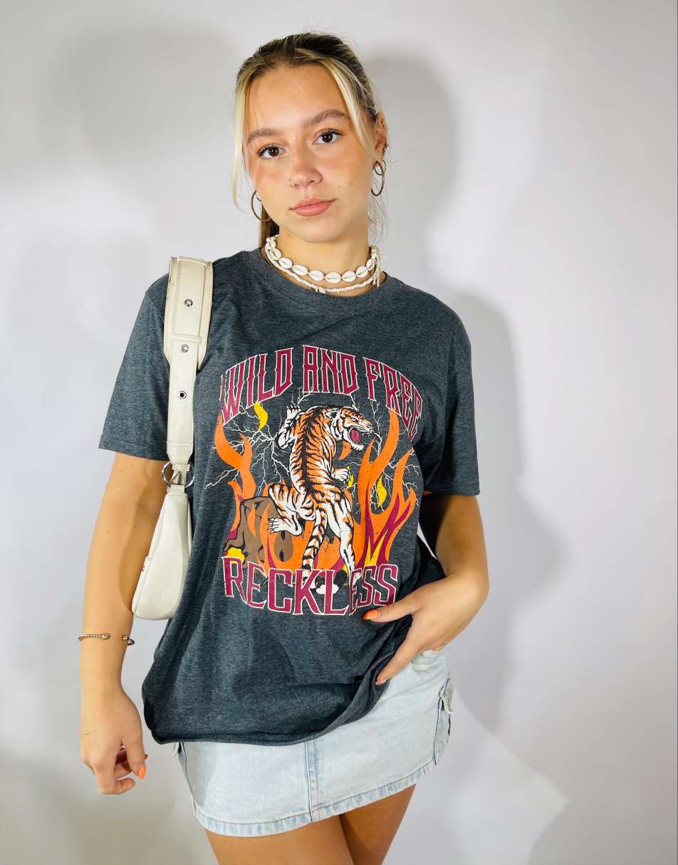 Vintage Y2K Tiger Graphic T-Shirt Size L in Grey