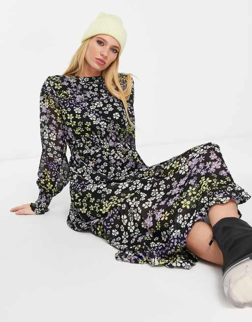 Violet Romance – Blommig midiklänning med asymmetrisk fåll