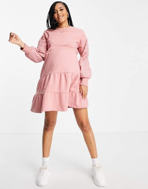Violet Romance Maternity – Rosa, panelsydd sweatshirtklänning med broderade ärmar, 4 av 4