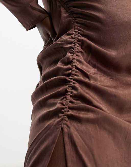 Violet Romance Plus - Brun midikjole med rynker i siden i satin, 4 af 4