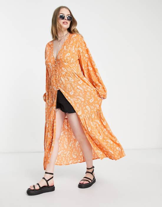 https://images.asos-media.com/products/violet-romance-plus-button-front-kimono-in-orange-paisley-print/202358381-4?$n_550w$&wid=550&fit=constrain