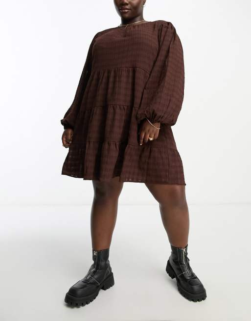 Violet Romance Plus - Lagdelt smock-minikjole i chokoladebrun