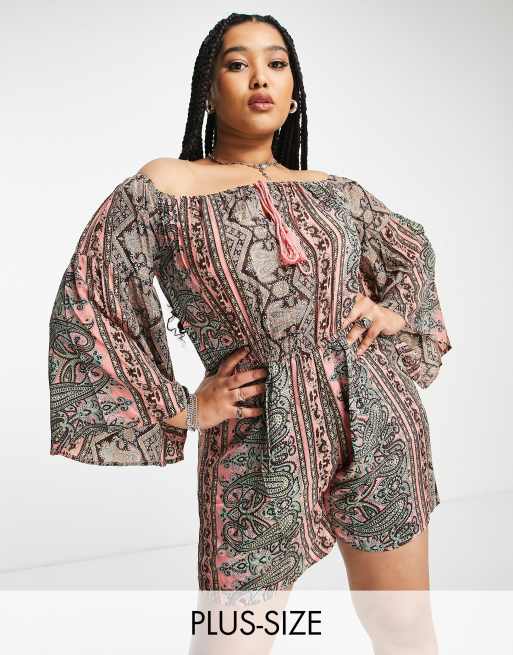 Violet Romance Plus – Mixat paisleymönstrad playsuit i off shoulder-modell